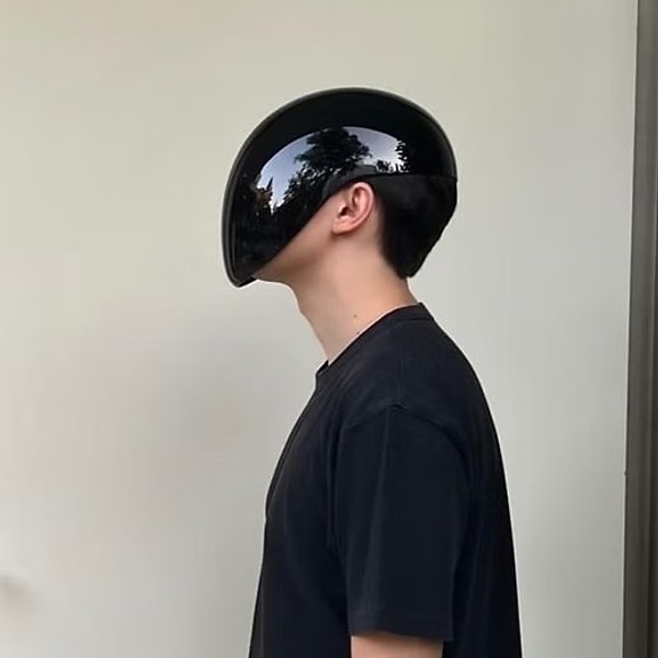 Balenciaga isimli lüks kıyafet markasının yeni ürünü gözlük etiketiyle tanıtıldı.