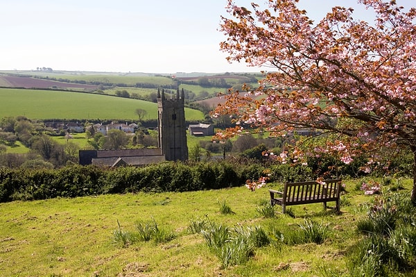 Salcombe halicinin kıyısında, yeşil ile mavinin kucaklaştığı bu gizli cennete ulaşmak bile bir ritüel niteliğinde.