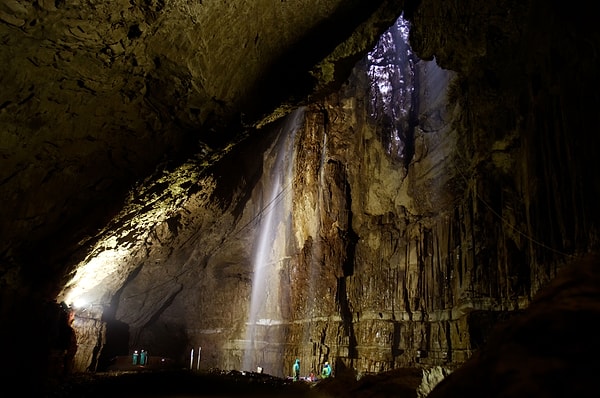 Mağaranın iç hacmi o kadar geniş ki ünlü York Minster Katedrali’nin tamamını içine alabilecek kapasitede.