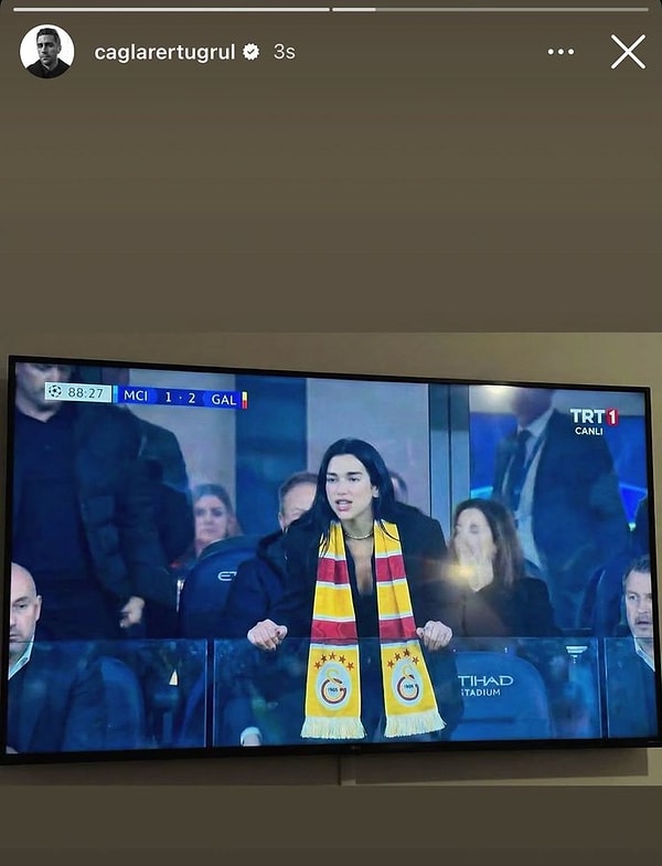 Oyunculuğu kadar esprili ve absürt sosyal medya paylaşımlarıyla da konuşulan Çağlar Ertuğrul, Instagram’da sık sık gündeme düşen isimlerden biri.