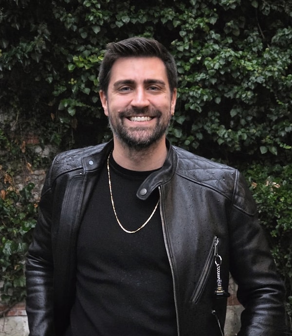 Türk dizi ve sinema dünyasında son yılların en dikkat çeken isimlerinden biri şüphesiz Çağlar Ertuğrul.