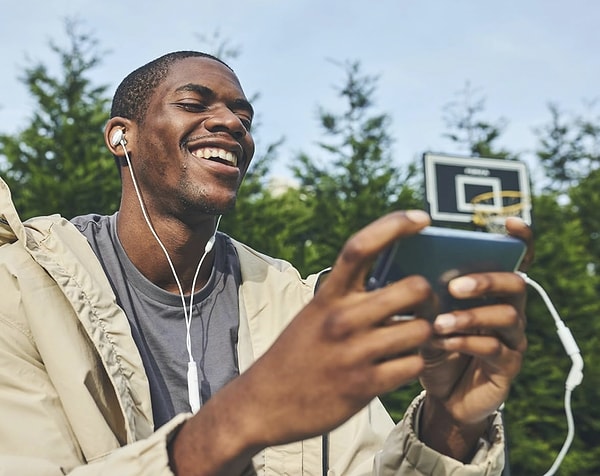 Yeni nesil cihazlarla tam uyum, kristal netliğinde ses ve gün boyu süren konfor.