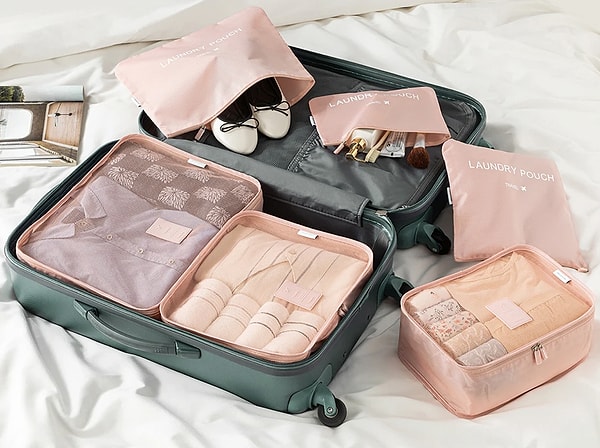 Evdeki dağınıklığa pudra pembesi şıklığıyla veda edin; bavulunuz artık daha düzenli.