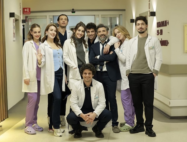 Demet Evgar, Buğra Gülsoy, Ecem Özkaya ve Hatice Aslan gibi isimlerle birlikte rol aldığı Bahar dizisi geçtiğimiz ay final yapmıştı.