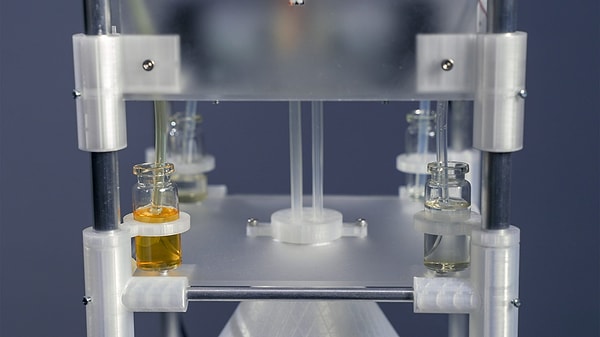 Cihazın en alt kısmında yer alan koku koleksiyonu sandal ağacı, eski kitap kağıdı, çam ormanı, deri ve kum gibi 50 farklı temel notayı barındırıyor.