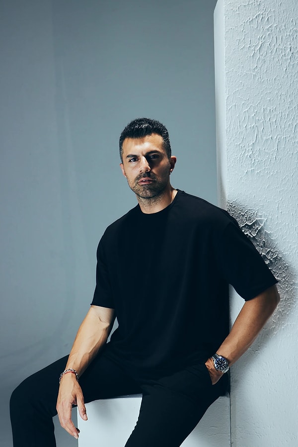 Moda dünyasının yakından tanıdığı isimlerden Raşit Bağzıbağlı da bu görünümü yorumlayanlardan biri oldu.