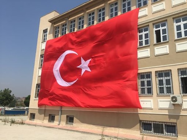 Milli Eğitim Bakanlığı, 2025-2026 eğitim öğretim döneminin ikinci yarısında ders ziliyle birlikte tüm okullarda "bayrak sevgisi" seferberliği başlatıyor.