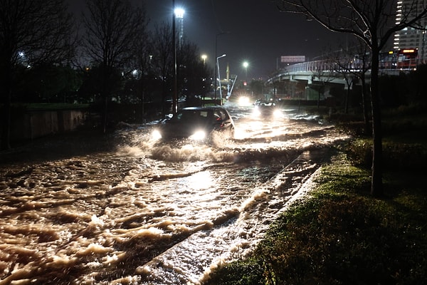 Kuvvetli yağış ve fırtına; Buca, Konak, Karabağlar ve Bornova ilçelerinde yoğun şekilde hissedildi.