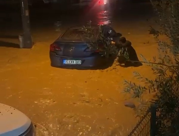 Halkapınar Pompa İstasyonu’na yıldırım düşmesi, kentin büyük bir bölümünde su kesintisine neden oldu.