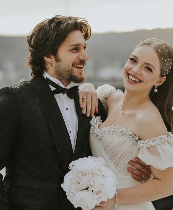 Şarkılarıyla geniş bir dinleyici kitlesine ulaşan Ufuk Beydemir ile oyunculuğu ve doğal duruşuyla dikkat çeken İpek Filiz Yazıcı, ilişkileriyle uzun süre magazin dünyasının “uyumlu çift”lerinden biri olarak anıldı.