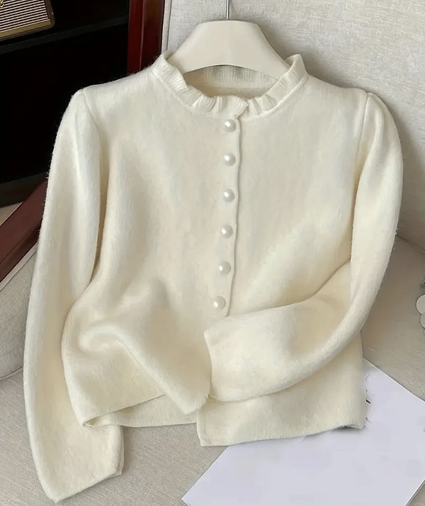 Şıklığı ve yumuşacık dokuyu birleştiren bu hırka, kış kombinlerinizin en zarif parçası olmaya aday.