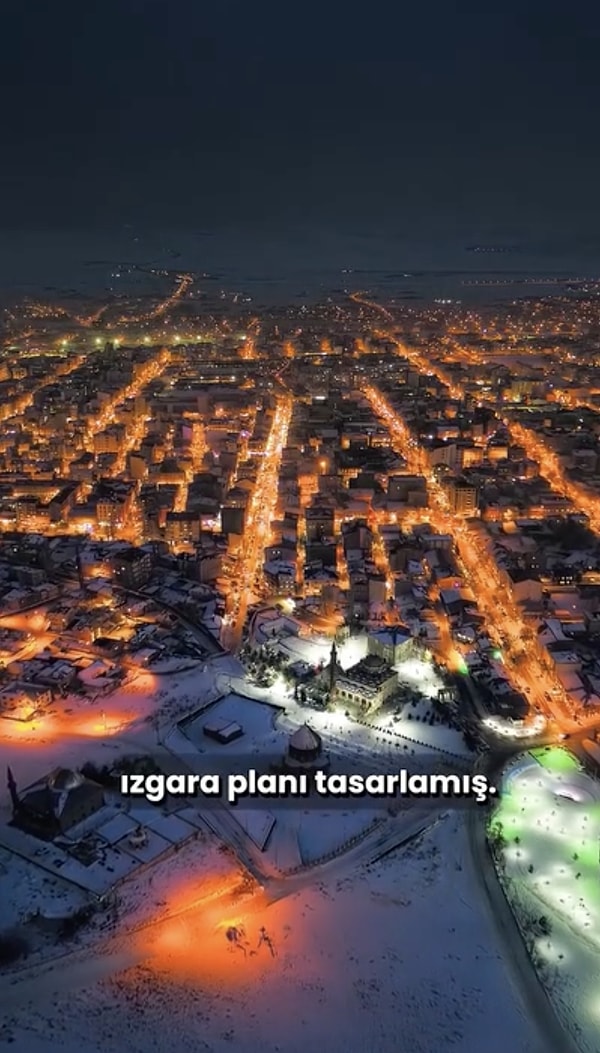 Ruslar tarafından uygulanan ızgara plan sayesinde caddelerin hem geniş hem de düzenli şekilde tasarlandığını belirten içerik üreticisi, bu planlamanın yalnızca estetik amaç taşımadığını vurguladı.