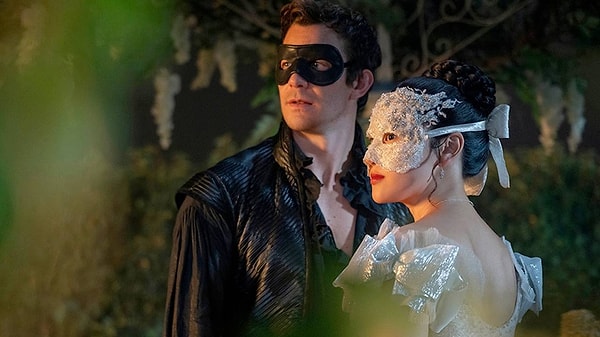 Netflix'in popüler dizilerinden Bridgerton'ın merakla beklenen 4. sezonu sonunda yayınlandı.