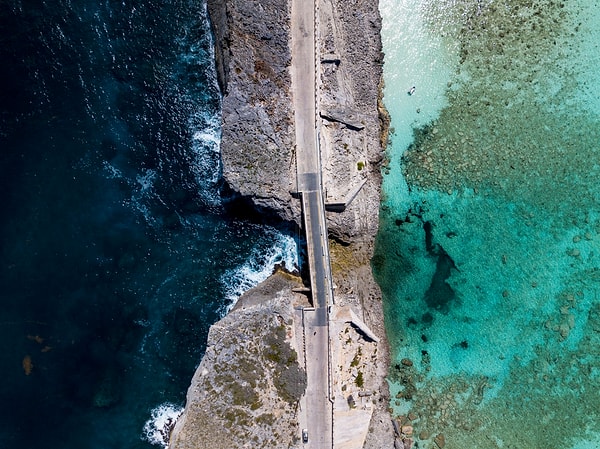 Atlas Okyanusu ile Bight of Eleuthera, tek noktada iki farklı renk dünyası yaratıyor