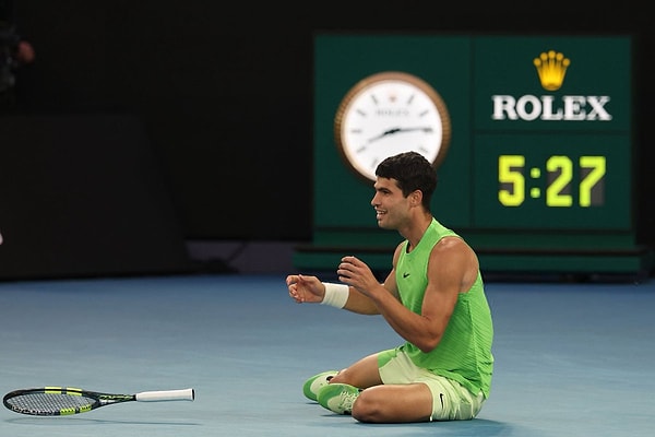 Alcaraz'dan tarihin en dramatik geri dönüşlerinden biri geldi.