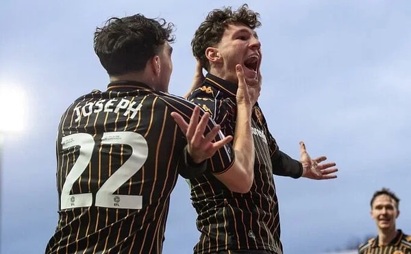 Hull City zirveye bir adım daha yaklaştı.