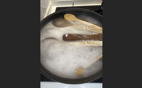 Tahta mutfak gereçlerinin gözeneklerine yerleşen yağ ve yemek kalıntılarını derinlemesine temizlemek için şu adımları izleyebilirsiniz;