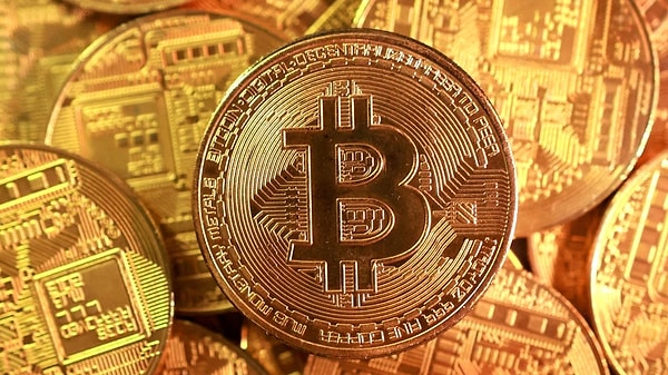 Bitcoin altın rallisine de katılamadı.