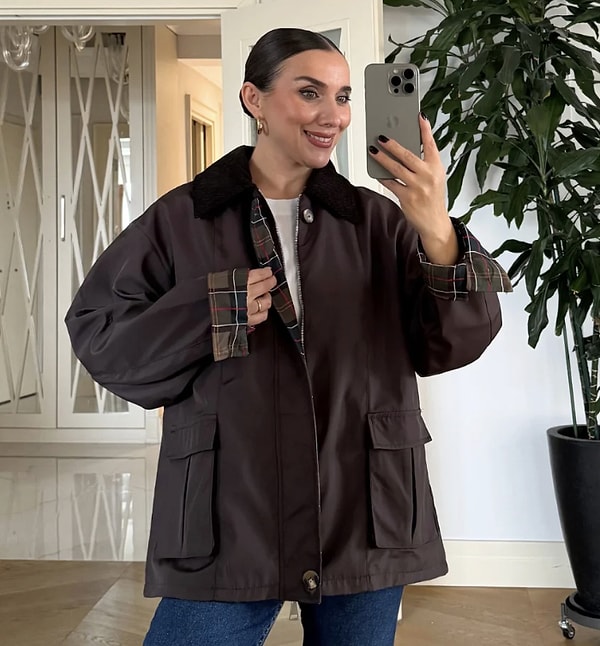 10. Nostaljik ekose desenini modern kadife yaka detayıyla birleştiren bu mont, tarzınıza sofistike bir hava katacak.