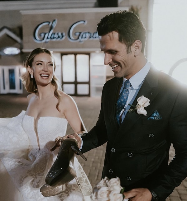 'Kavak Yelleri', 'Arka Sokaklar', 'Merhamet' gibi dizilerde rol alan oyuncu Yasemin Kay Allen, kariyerinin yanı sıra özel hayatıyla da magazinin yakın takibinde olan isimlerden.