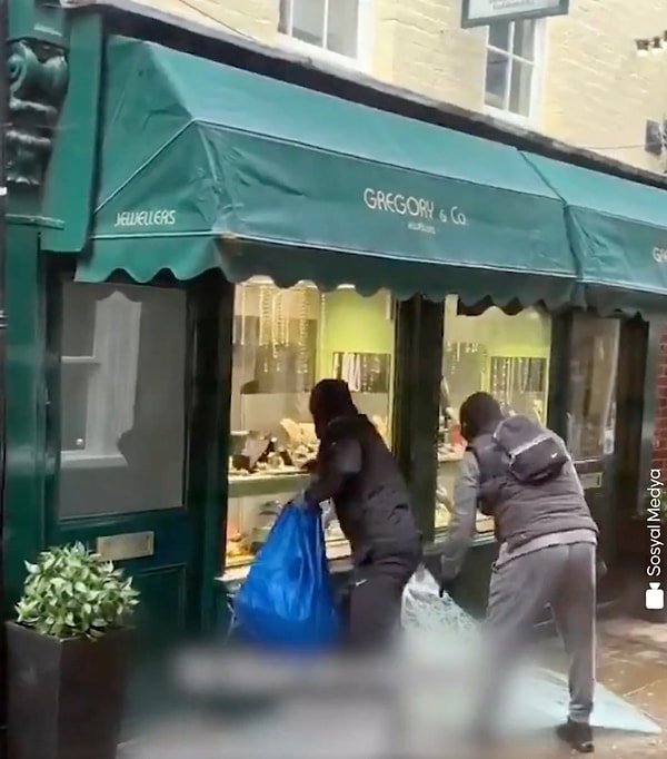 Kimseye aldırmadılar!