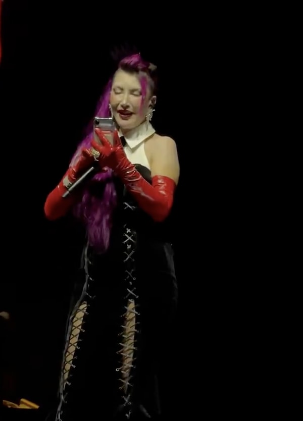 Ünlü şarkıcı Hande Yener, sahne performansları kadar spontane açıklamalarıyla da adından söz ettirmeye devam ediyor.