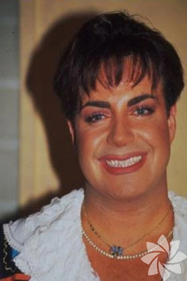 Bu zorlu hayatın içinde tiyatro, onun için bir kaçış kapısı oldu.