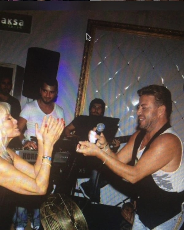 15 yaşında Bursa Devlet Tiyatrosu’nda figüran kadrosuna girdi.