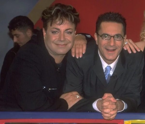 Cenazeye gelen onca isim arasında gözler Fatih Ürek'in yakın dostu Mehmet Ali Erbil'i aradı.