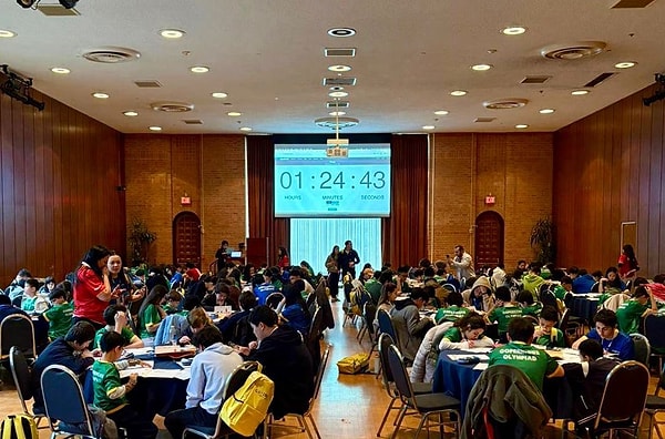 Fizik ve astronomi dalında altın madalya kazandı.