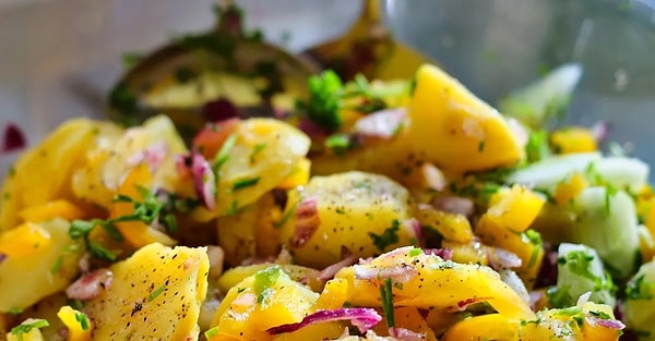 Patatesin her hali güzel fakat şimdilerde moda, Viyana usulü patates salatası!