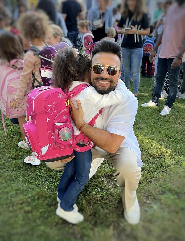 8 yaşındaki kızıyla ilk kez bu kadar uzun ayrı kaldığını söyleyen Tarkan, “Hele kızımı çok özledim, ilk kez bu kadar ayrı kalıyoruz.” sözleriyle özlemini dile getirmişti.