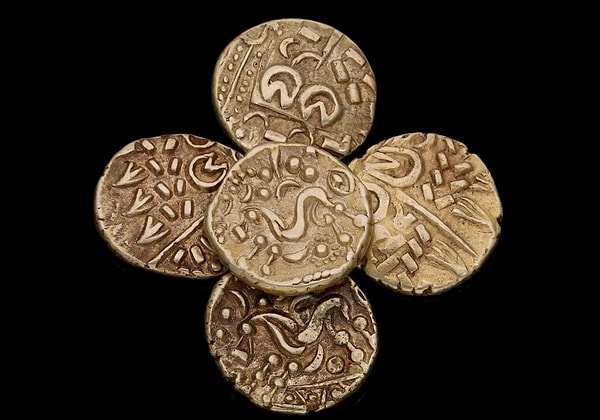 İngiltere’nin Derbyshire bölgesinde sürülmüş bir tarlada fark edilen zayıf bir parıltı, Demir Çağı’ndan kalma altın sikkelerle sonuçlandı.