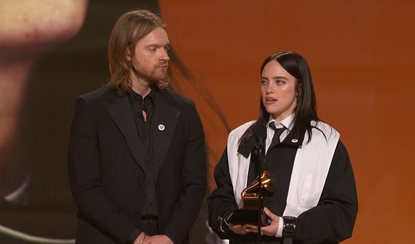 “Wildflower” adlı şarkısıyla Yılın Şarkısı ödülüne layık görülen Billie Eilish, sahneye kardeşi ve müzik ortağı Finneas ile birlikte çıktı.