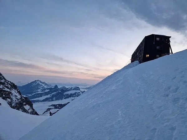Yaz aylarında, genellikle haziran başından eylül başına kadar açık olan Margherita Kulübesi, aynı anda yaklaşık 70 kişiyi ağırlayabiliyor.