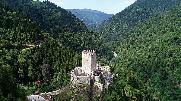 Zil Kale’nin tam olarak ne zaman inşa edildiği konusunda tarihin tozlu sayfalarında farklı bilgiler mevcut.