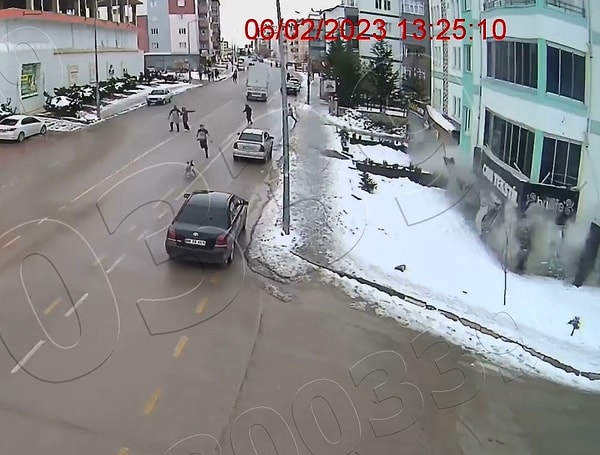 Toplamda 10 kentte yıkıma neden olan depremler nedeniyle 50 binden fazla kişi hayatını kaybetmişti.