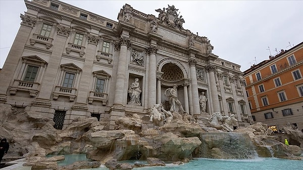 Her yıl milyonlarca kişinin ziyaret ettiği dünyaca ünlü Trevi Çeşmesi (Fontana di Trevi) paralı oldu.