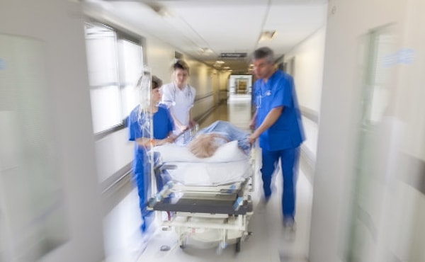 Fransa’nın Toulouse şehrinde bulunan Rangueil Üniversite Hastanesi, geçtiğimiz salı gecesi filmleri aratmayan bir güvenlik krizine sahne oldu.