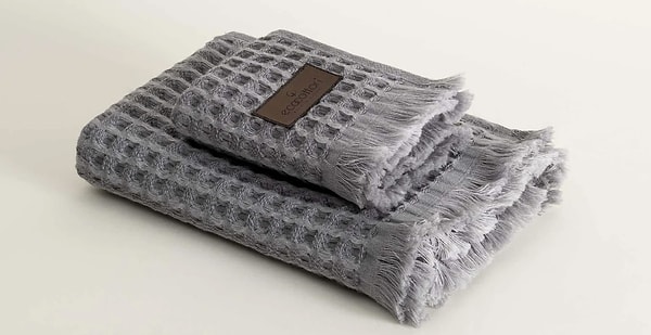 Waffle pike dokusuyla antrasit şıklığını banyonuza taşıyan bu set, tam %65 indirimle günün en karlı ev tekstili yatırımı.