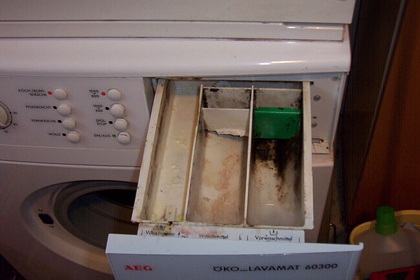 Çamaşır makinesi günlük hayatın vazgeçilmez ev aletlerinden biri olsa da zamanla küf ve kötü koku problemi kaçınılmaz hale gelebiliyor.