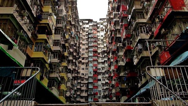 "Monster Building" adıyla bilinen yapı aslında tek parça değil