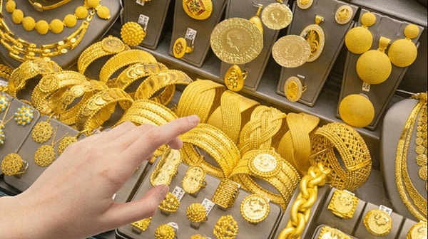 Küresel piyasalarda altın ve gümüş fiyatları, hafta sonu yaşanan sert değer kayıplarını geride bırakarak tarihi bir geri dönüşe imza attı.