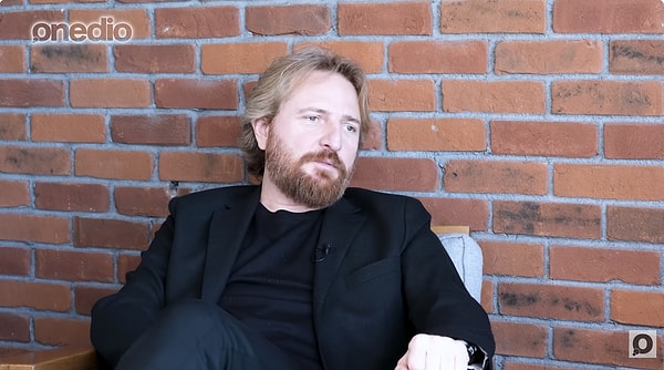 Taşacak Bu Deniz'in yönetmeni Çağrı Bayrak, Onedio'nun YouTube kanalına konuk olarak diziyle ilgili sorulara cevap verdi.