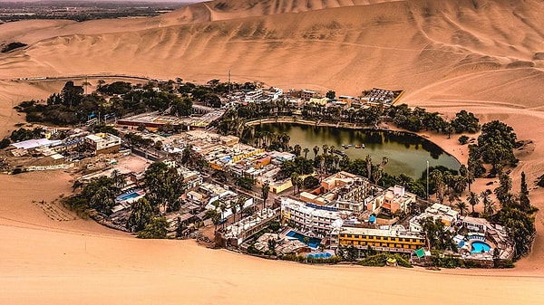 Huacachina, doğal yer altı su kaynaklarının yüzeye ulaşmasıyla oluşan lagün etrafında gelişti.