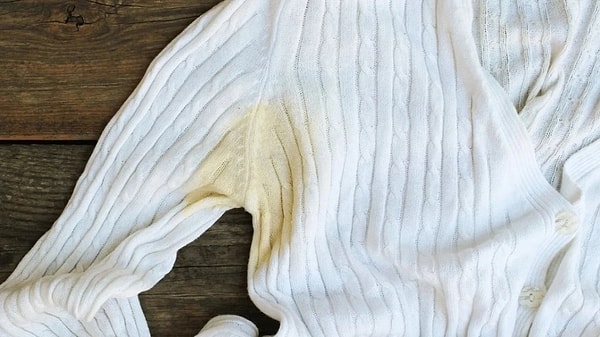 Sararmış beyazlar için kullanılan yöntem, yıkama öncesi uygulanan basit adımlardan oluşuyor