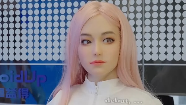 Güney Çin Sabah Postası (SCMP) tarafından paylaşılan görüntülerde Moya’nın göz teması kurduğu, gülümsediği ve doğal bir gait ile yürüdüğü görülüyor.