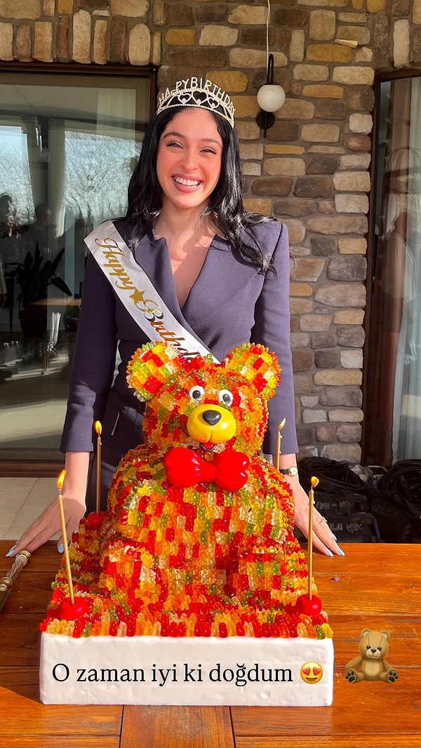 5 Şubat günü yeni yaşına basan Cemre Baysel sosyal medya hesabından paylaştığı doğum günü hikayeleriyle dikkatleri üzerine çekti.