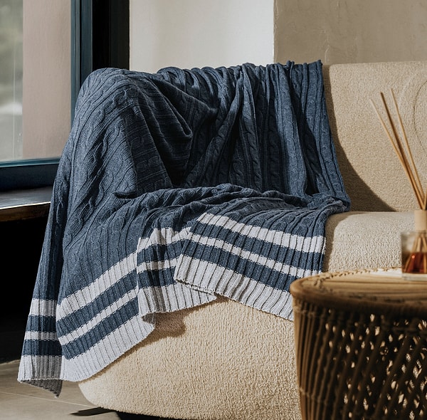 Kış akşamlarının vazgeçilmezi olan bu lacivert triko battaniye tam %60 indirimle listemizin başında.