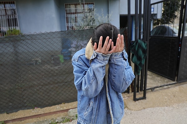 Adana’da arkadaş kurbanı olan Özlem Develi, kesinleşmiş hapis cezası için gözyaşlarıyla polise teslim oldu.